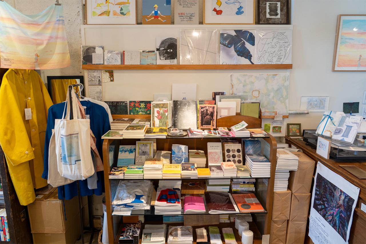 本だけでなく、トートバッグやTシャツなどオリジナル商品の販売も行っている。