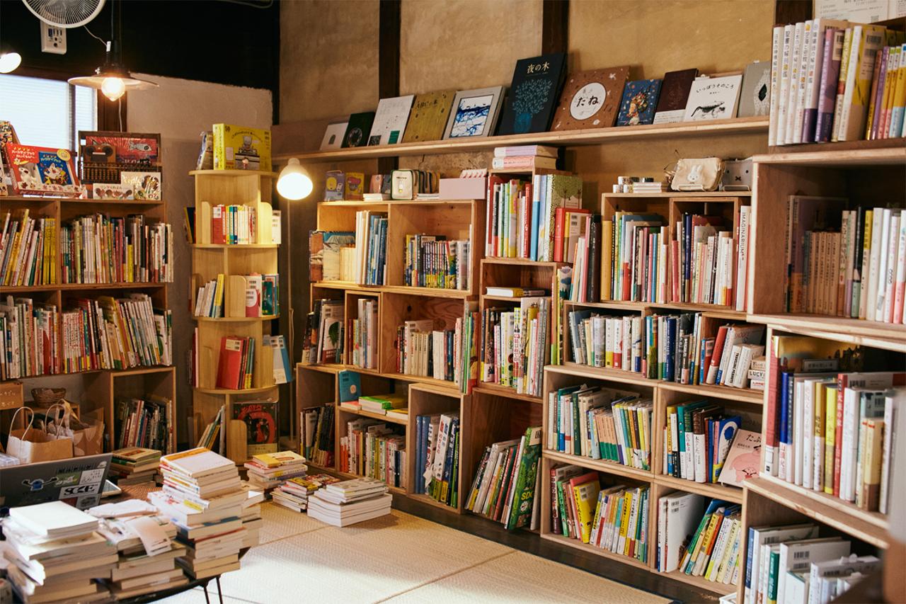 本だけでなく、雑貨の販売も行っている。