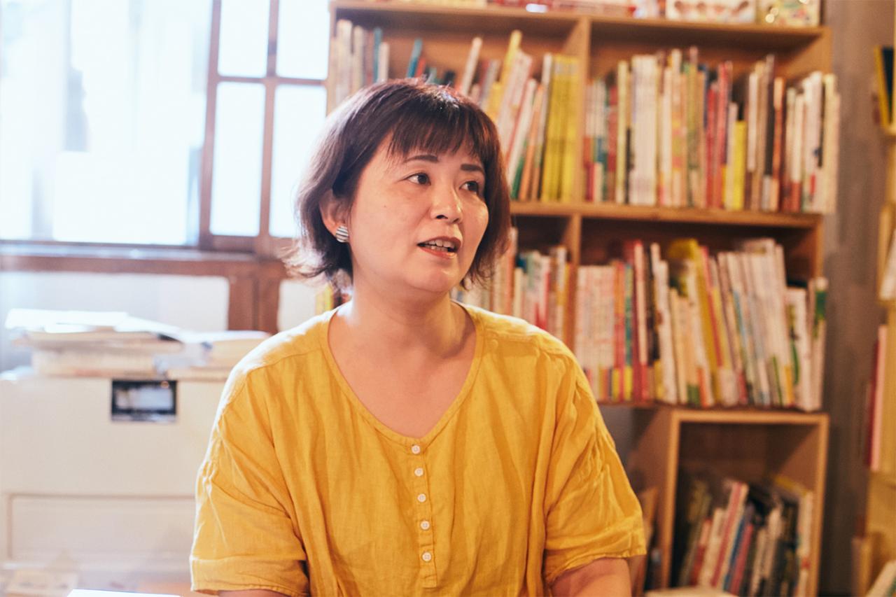 〈本・ひとしずく〉店主の田中綾さん。