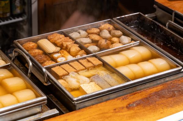 〈小田原おでん 本店〉の格別なおでん種を愉しむ。