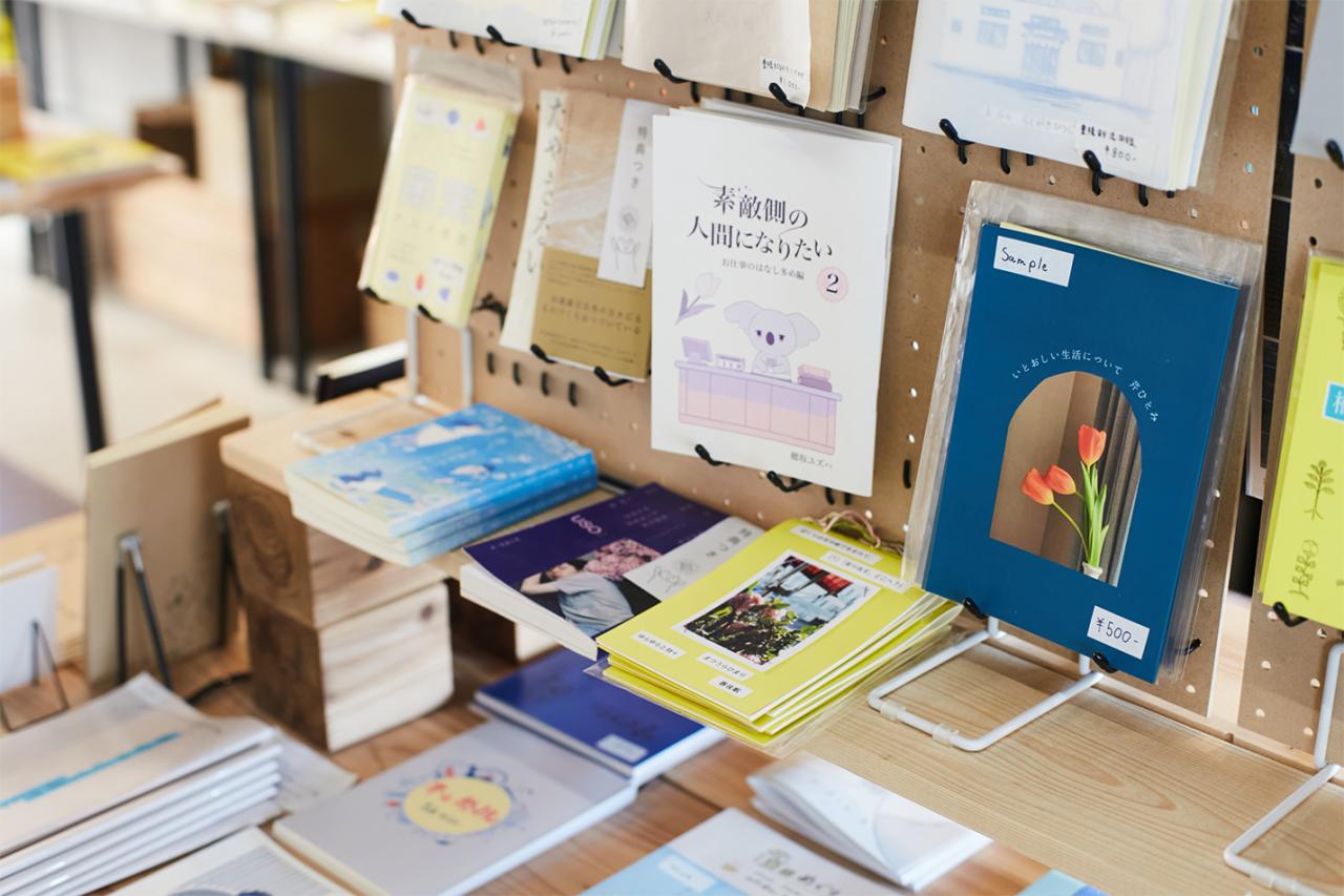 レジ近くには地元の作家などが手がけるZINEのコーナーが。