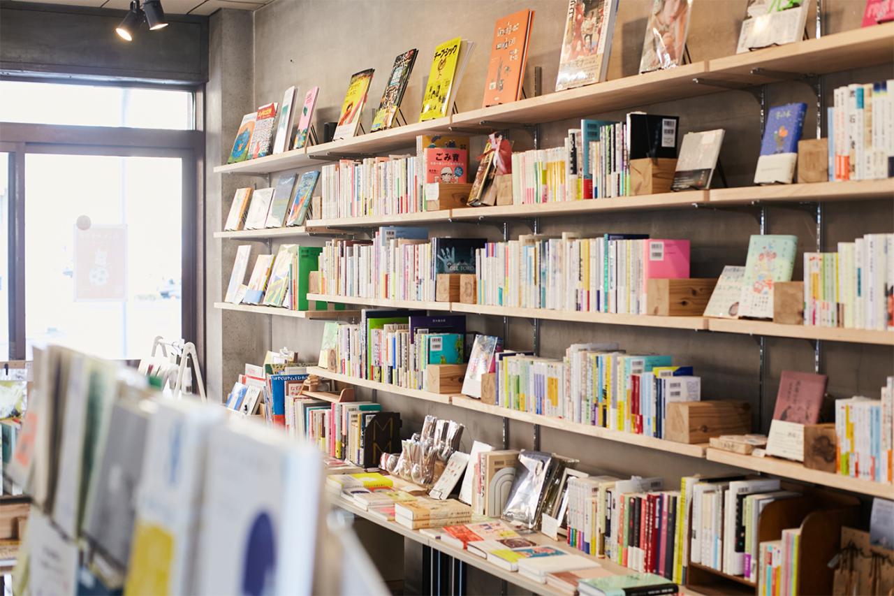 使い込まれた味のある内装を活かしながら、棚など最低限のリノベーションを施し、お店をオープン。