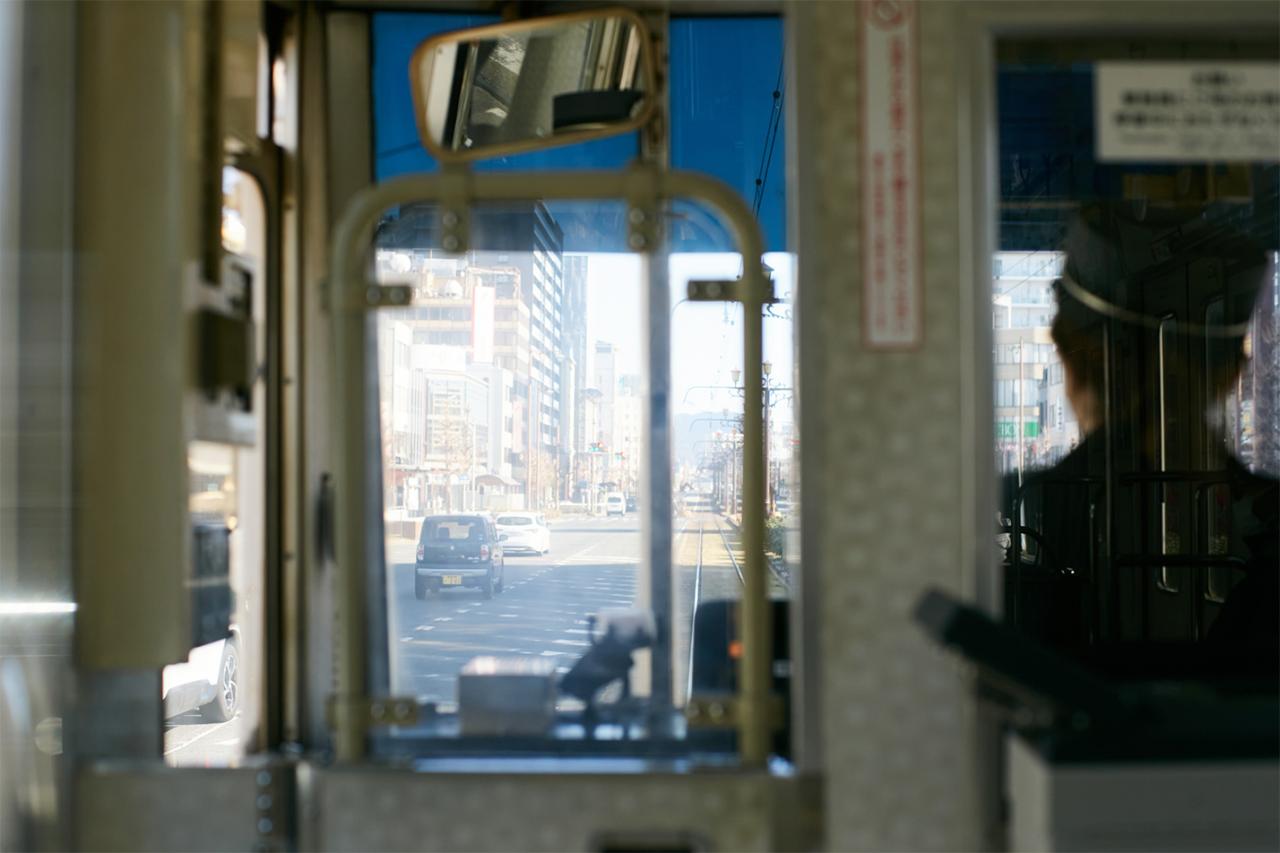 ガタントゴトンと音を響かせて走る路面電車。のんびりと心地よい時間が過ぎていく。