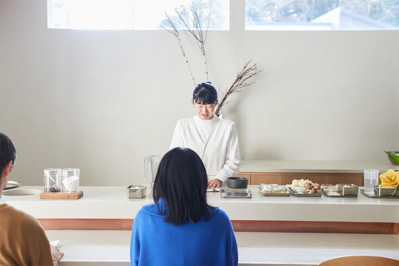 料理教室はデモンストレーション形式で行われる。
