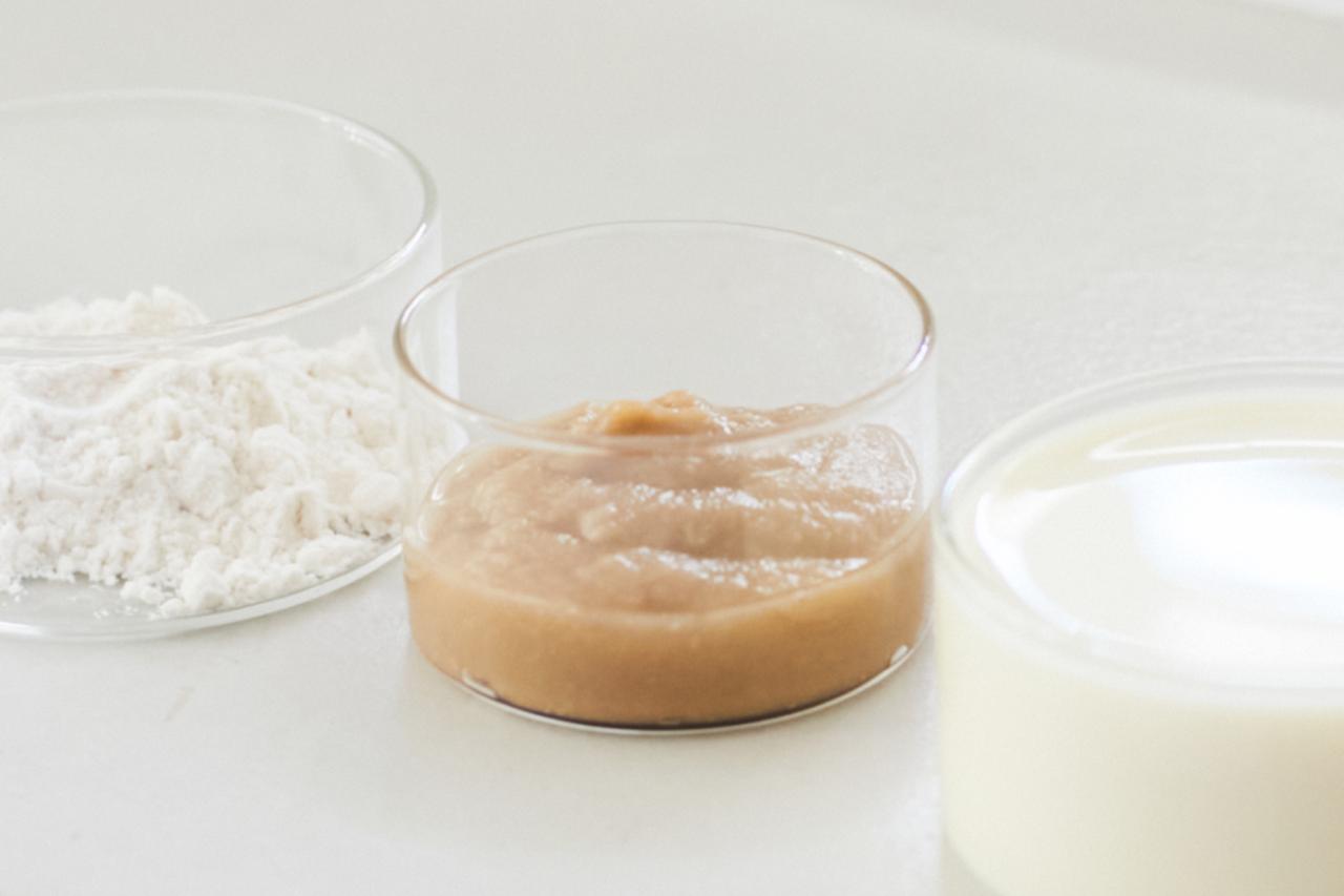 発酵させ、完成したコンソメ麹。くすんだ色に変化するのは自然の反応。