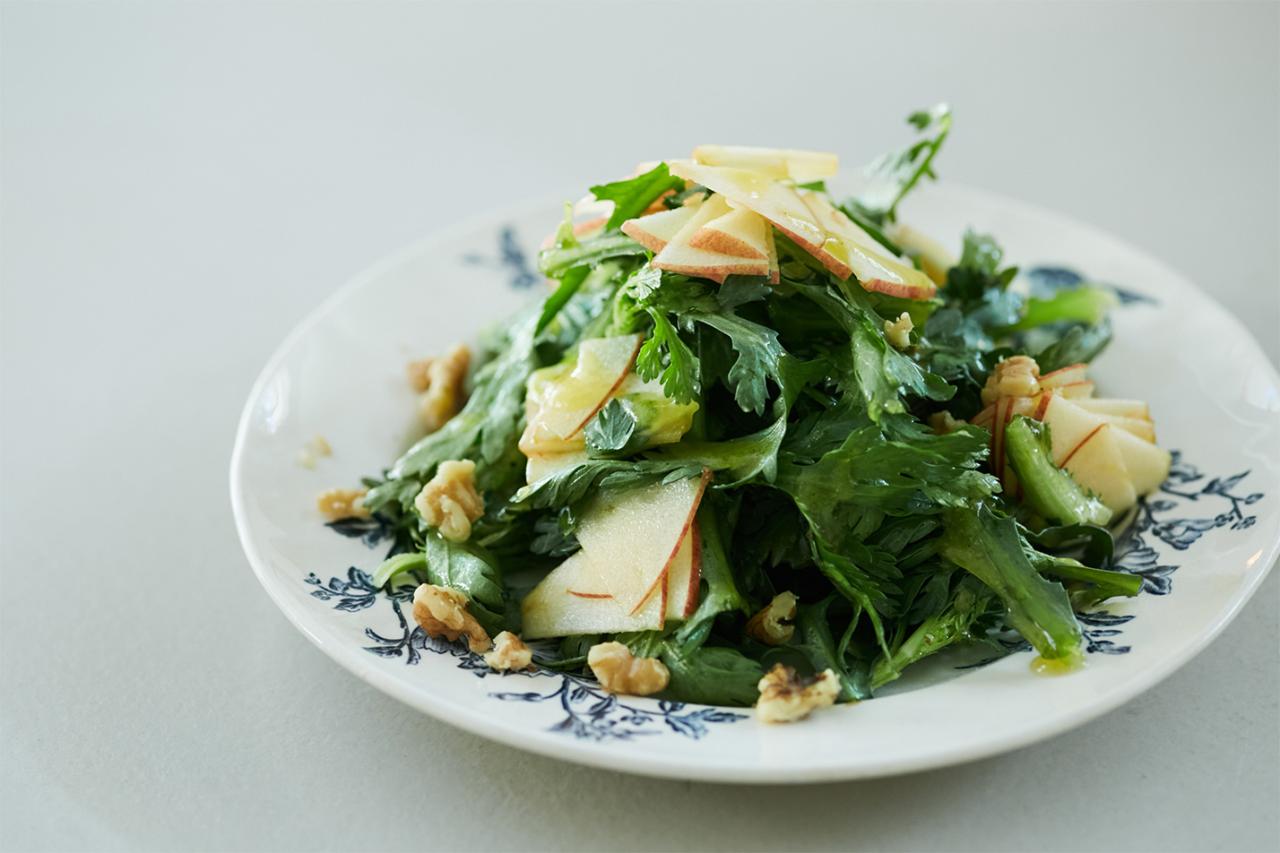 塩麹のヴィネグレットソースをかけた、春菊のサラダ。