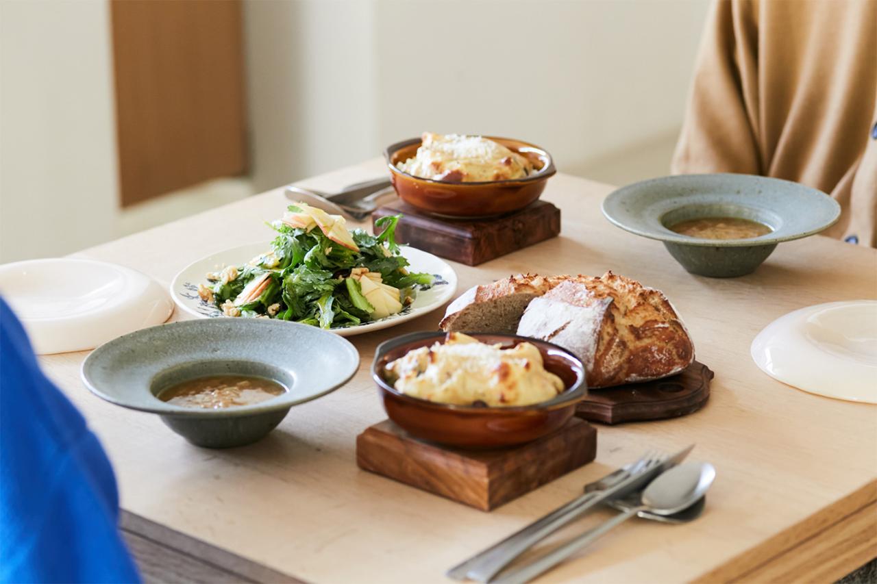 兼子さんお気に入りの作家さんの器によそって。〈檸檬とラクダ〉では器の展示会なども行っている（不定期開催）。