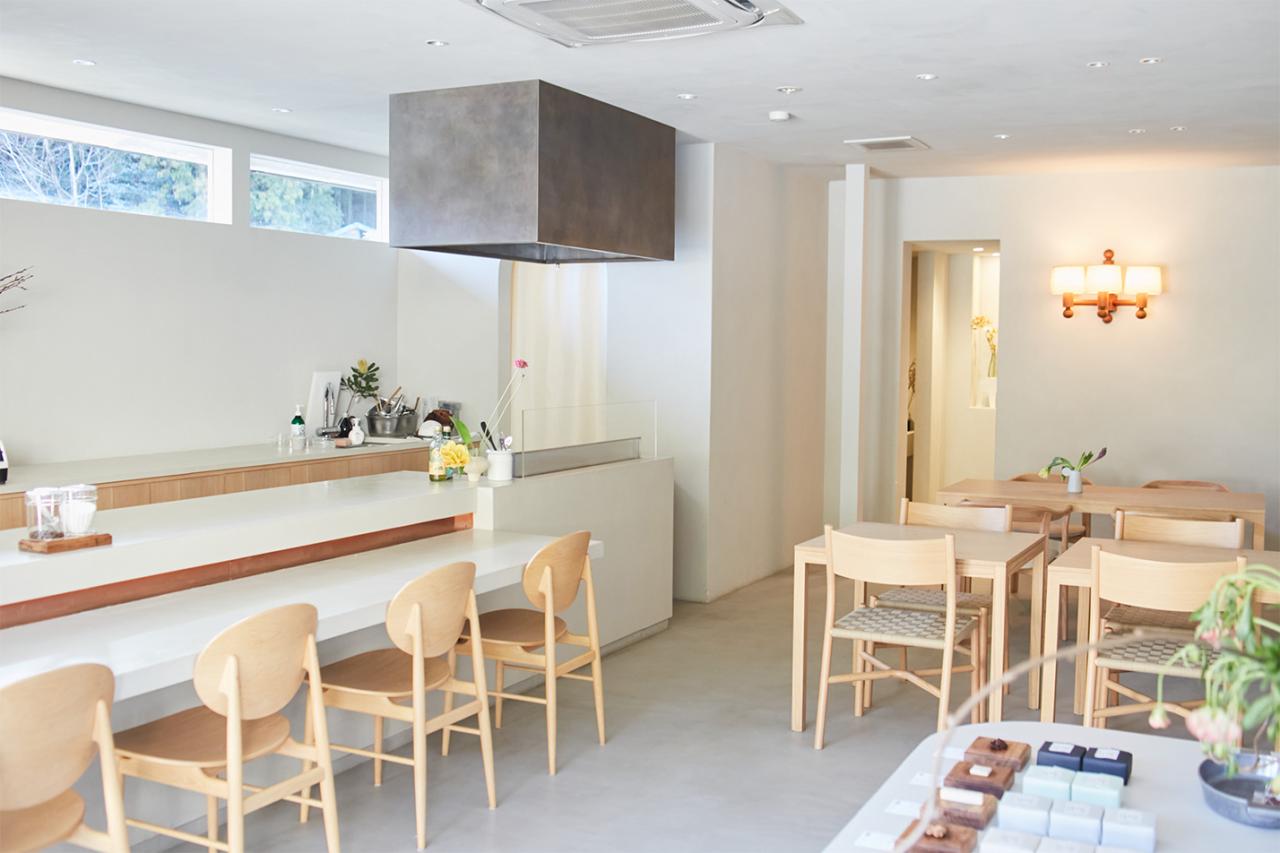 カウンター後ろには高窓が設計され、移り変わる朝比奈の景色を楽しめる。