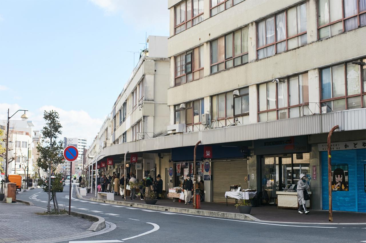 川の流れに沿い、緩やかなカーブを描いて建てられている〈水上ビル〉。