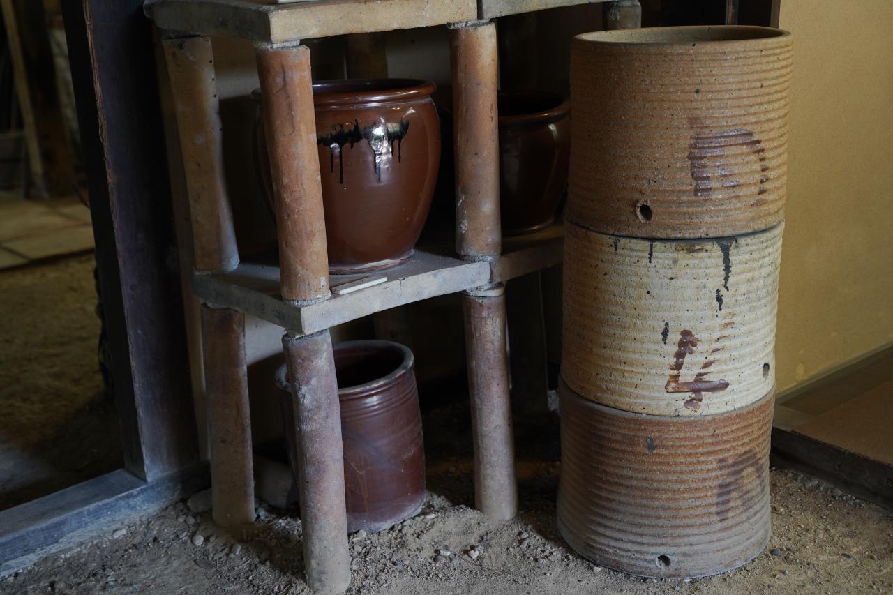 入り口すぐには&ldquo;窯垣&rdquo;の窯道具が置かれ「こう使われていたのか！」と納得