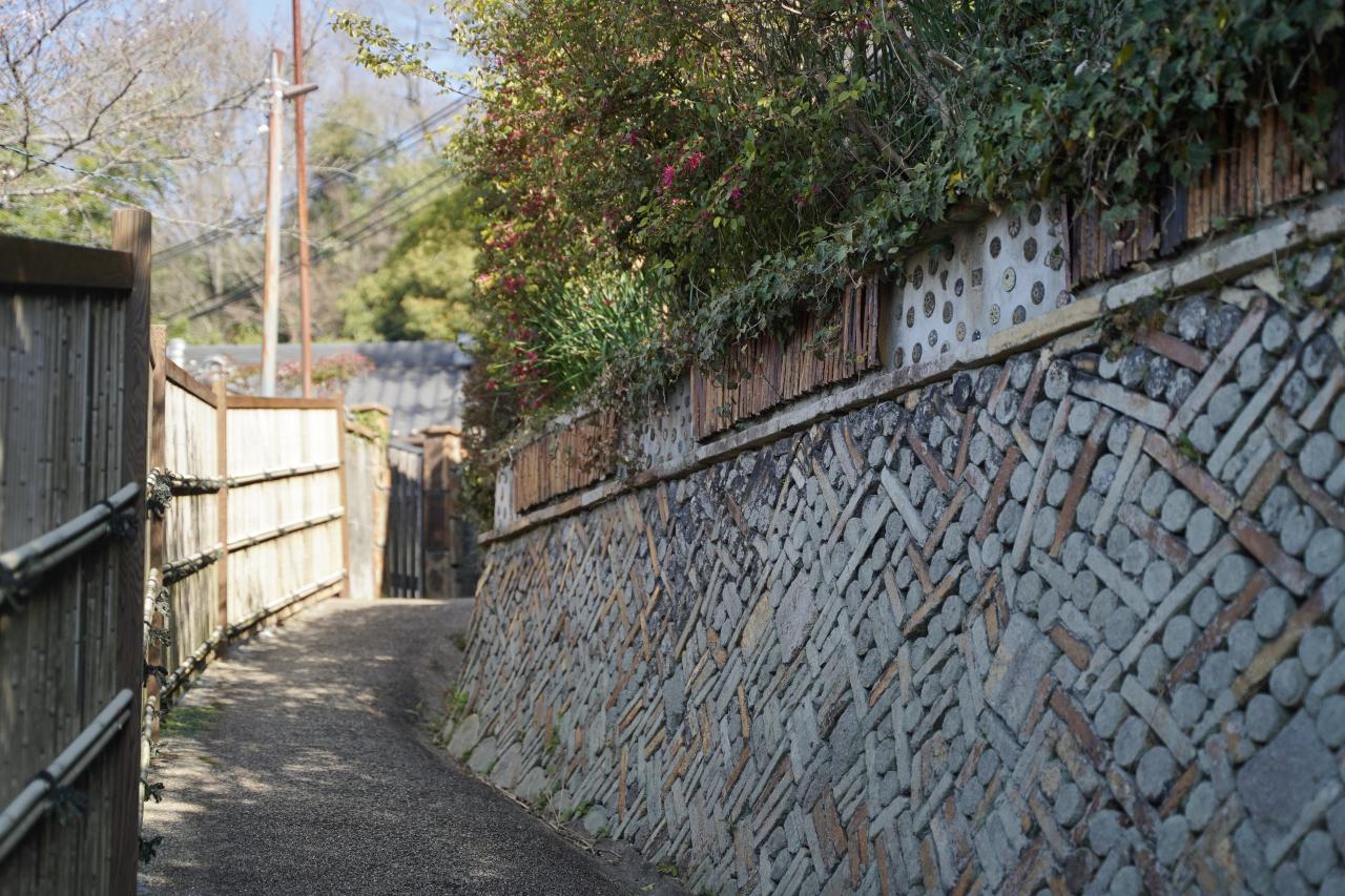 一番の観光名所として知られるスポットがこちらの窯垣。すばらしい幾何学模様！