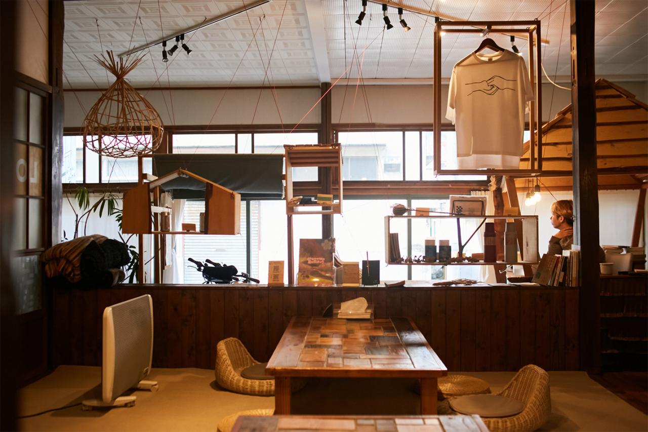 とにかく居心地のよい共有スペース。程よい距離感で奥にいるのがイッテツさん。