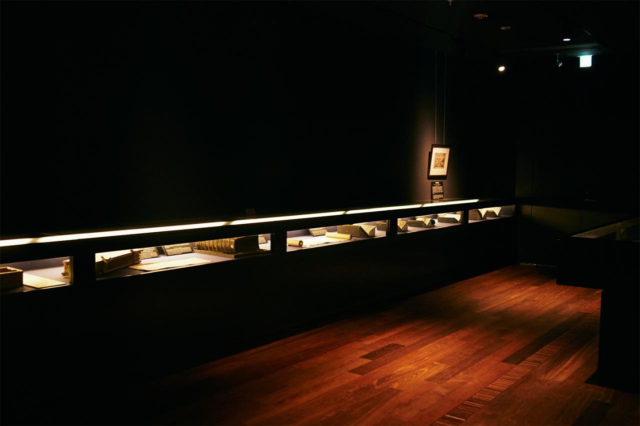 展示品を保護するため、照度が低く設定されている展示室。