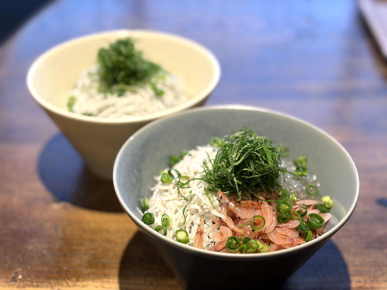 「数量限定 三色丼（生桜海老）」と「ゆで しらす丼」