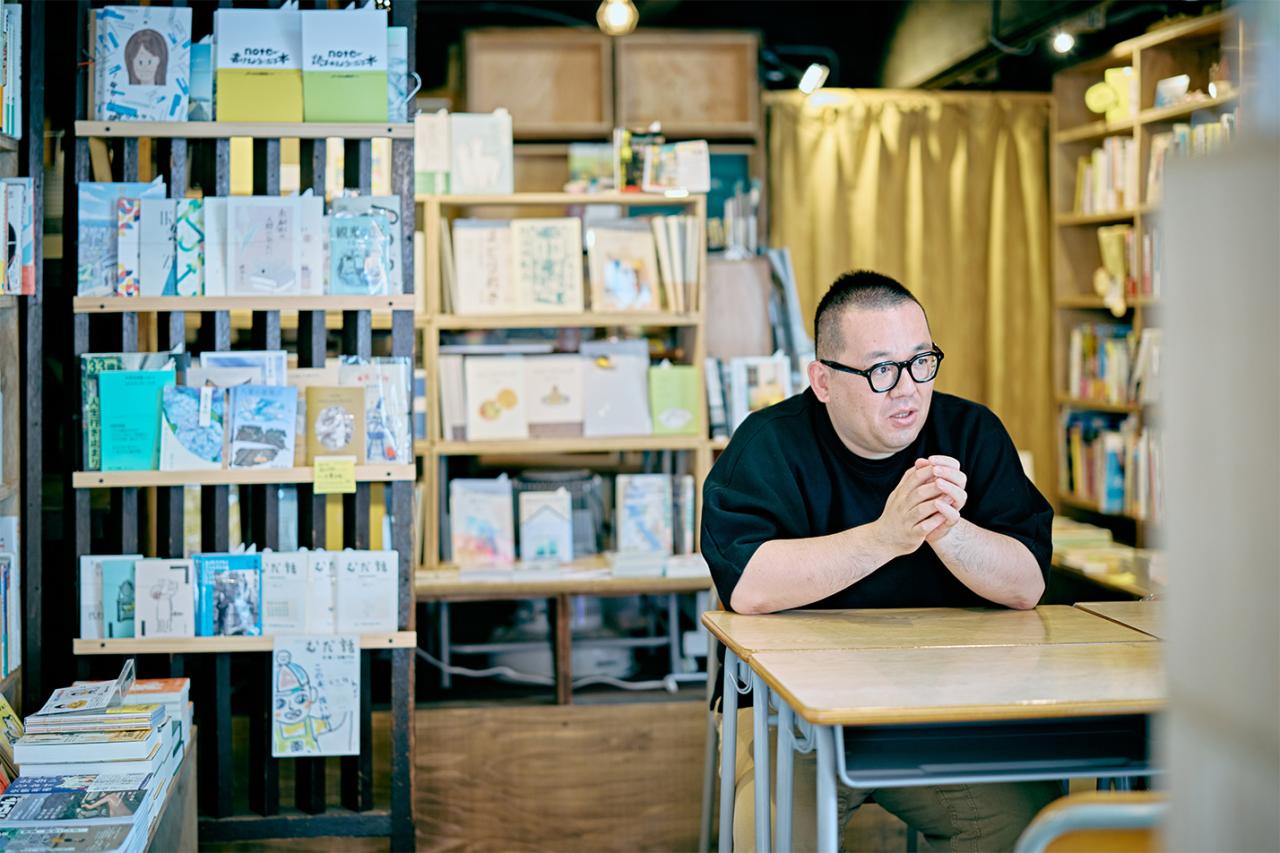 店主の船張真太郎さん。〈ブタコヤブックス〉の名にちなんで、木のぬくもりを感じられる小屋のような空間を目指した。学校を想起させる什器も印象的。