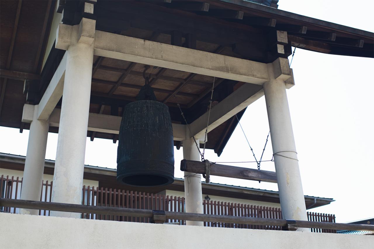 三石神社の境内にある〈時の鐘〉は有形文化財に指定されている。