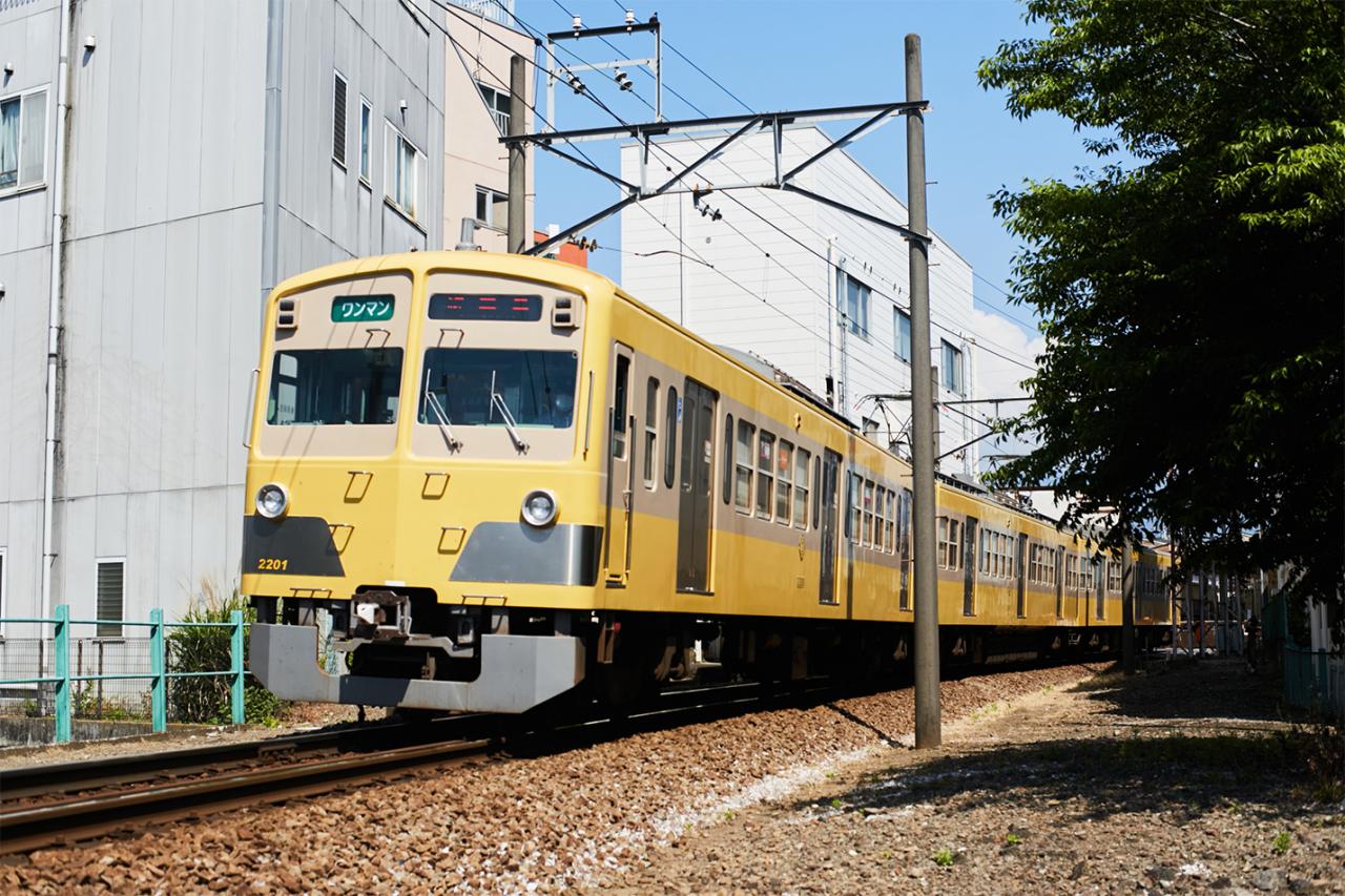 昔の復刻デザインの電車。レトロなカラーがかっこいい。
