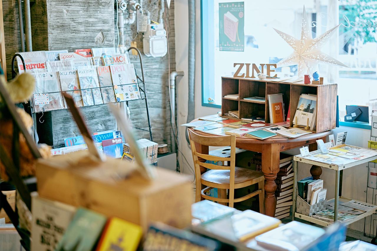 ライター・フォトグラファーとして活躍する夫とリトルプレス本を作った経験から、ZINEなどの取り扱いも。