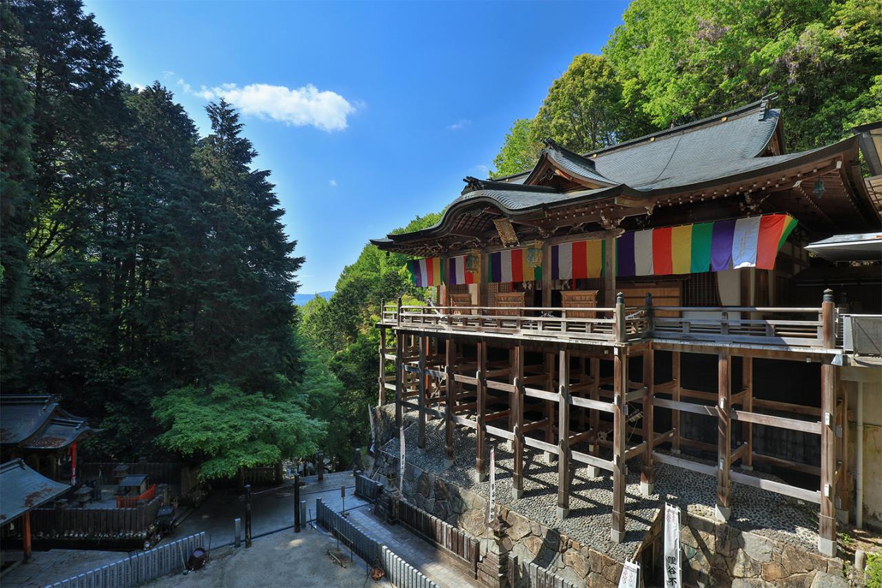 山の斜面を利用し建てられた懸崖造りの本堂。中には洞窟があり、不動明王が祀られている。