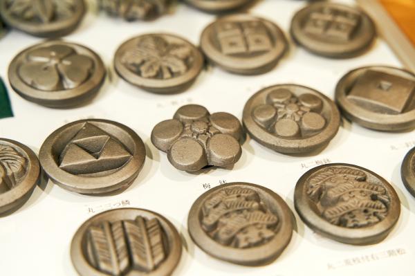 「高浜市やきものの里 かわら美術館」のミュージアムショップ。瓦の名産地で見つけた、小さくてかわいいもの。