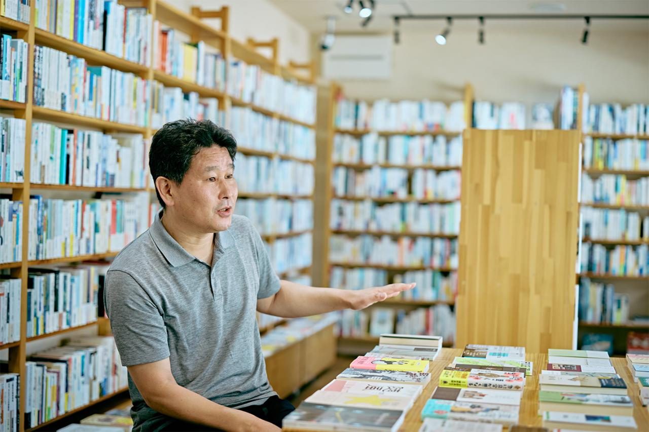 〈本屋 象の旅〉店主の加茂和弘さん。