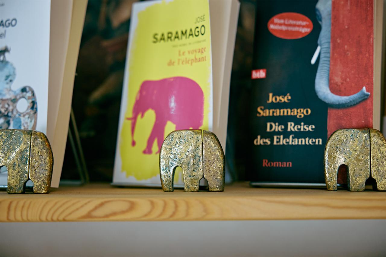 店名の由来となったジョゼ・サラマーゴ作の『象の旅』。各国の翻訳版はお客さまからのプレゼントなのだとか。
