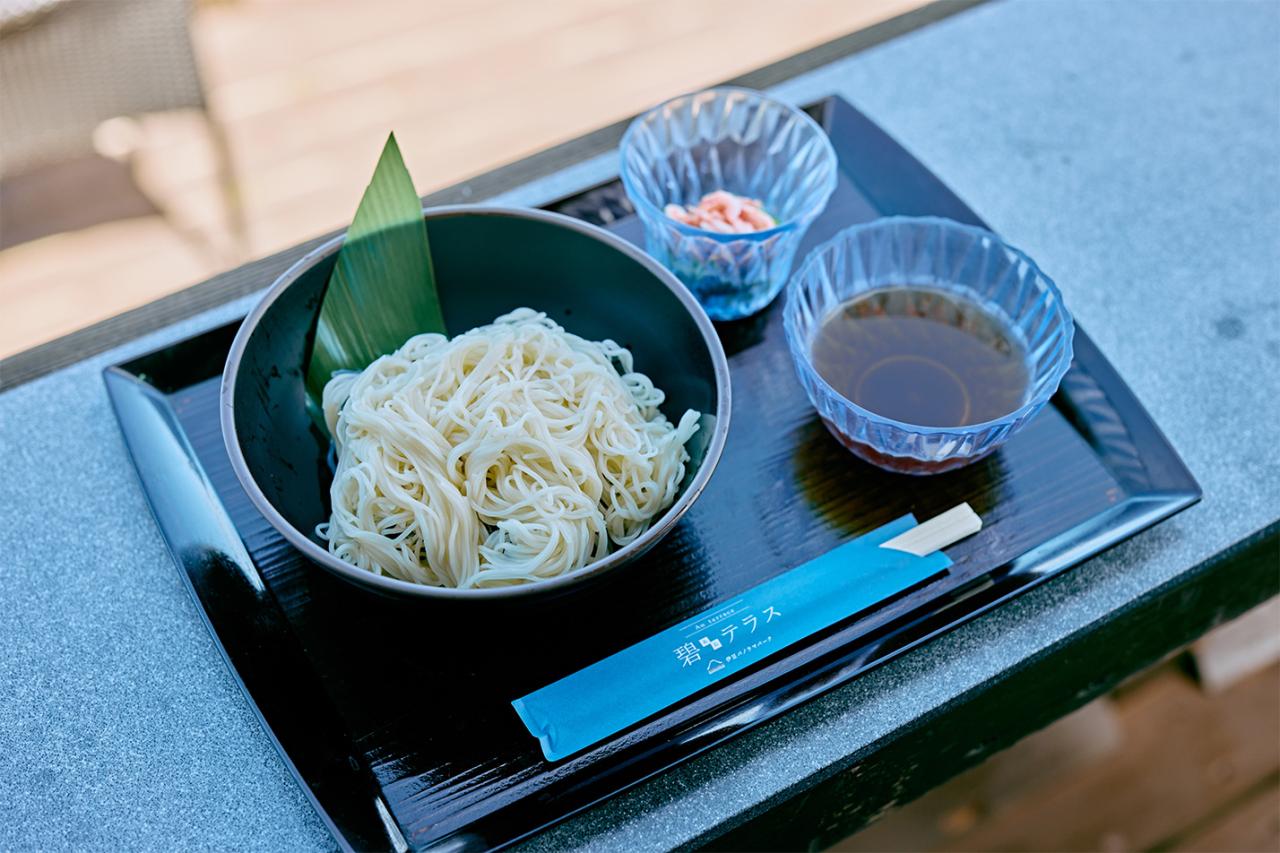 「桜海老とねばねば野菜添え冷やしそうめん」1,400円。