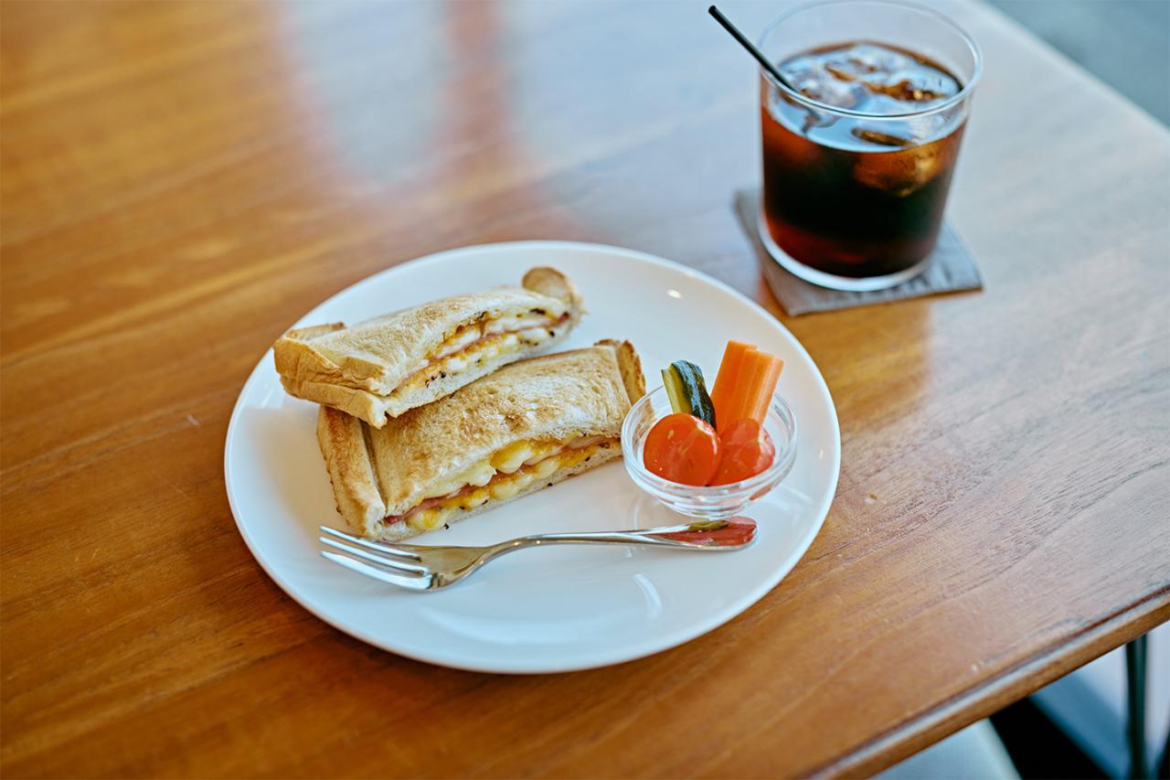 「水だしアイスコーヒー」700円と、「ハムとチーズのホットサンド（ピクルス添え）」700円。