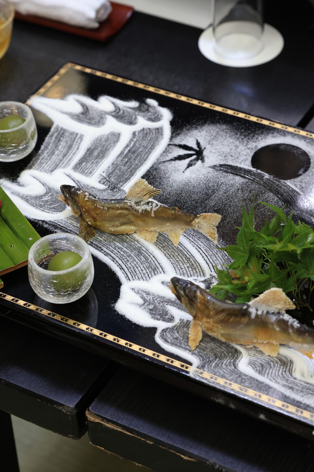 水流が描かれる「鮎の石庭盛り」