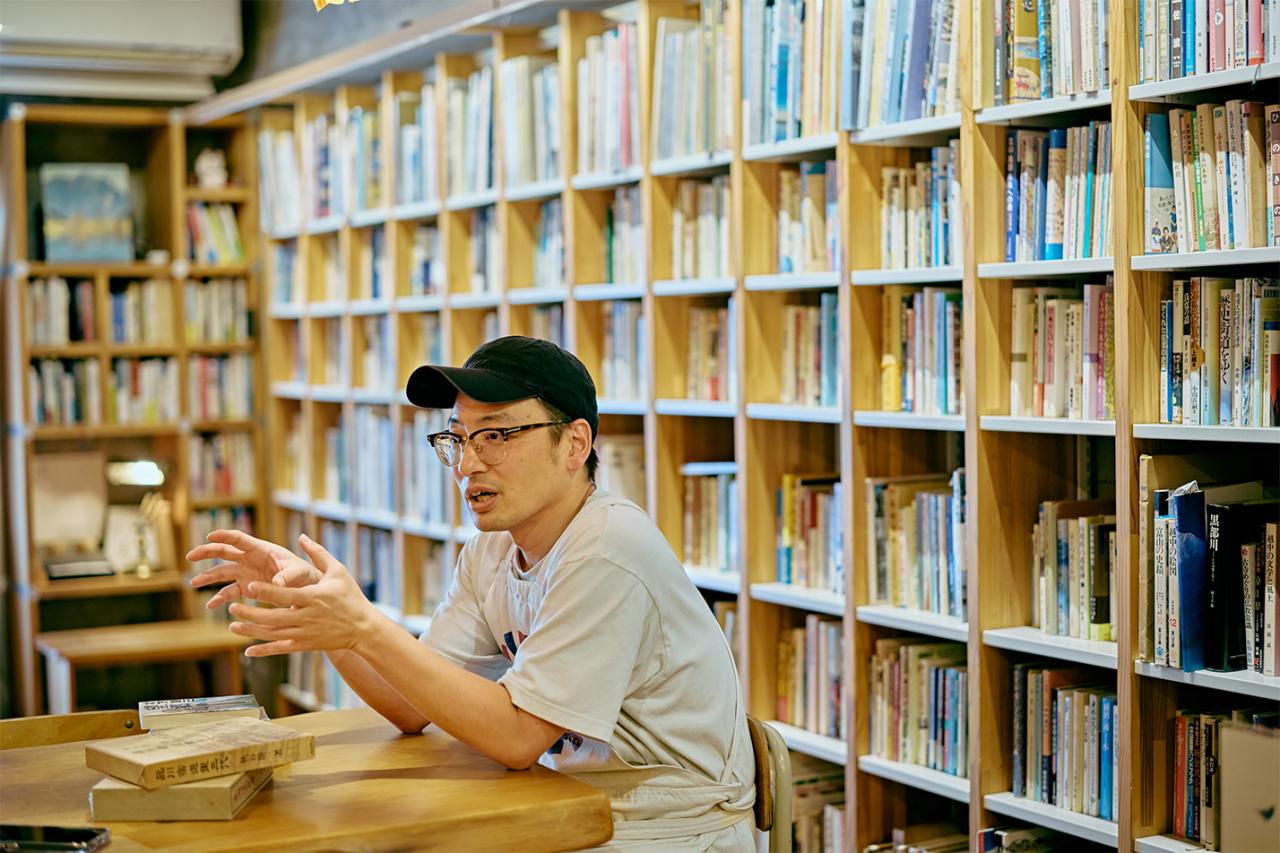 〈KAIDO books & coffee〉店主の佐藤亮太さん。