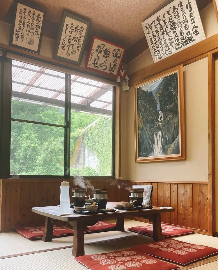 和歌山からの出張帰りに寄った温泉。奈良の山深い中を移動してたどり着きました。名物の釜飯は温泉に入る前に注文すると、出た頃に出来上がっているという仕組み。それを知らず私はおいしいラーメンを食べました。極楽のような場所でした。（写真提供：森下富美子）