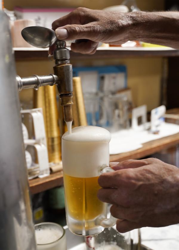 幻の昭和サーバーで極上泡のビールを。瀬戸〈とんやき 丸幸〉