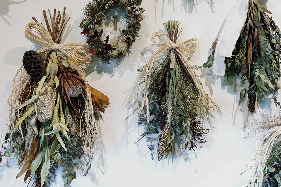 和田さん作のリースやスワッグ。