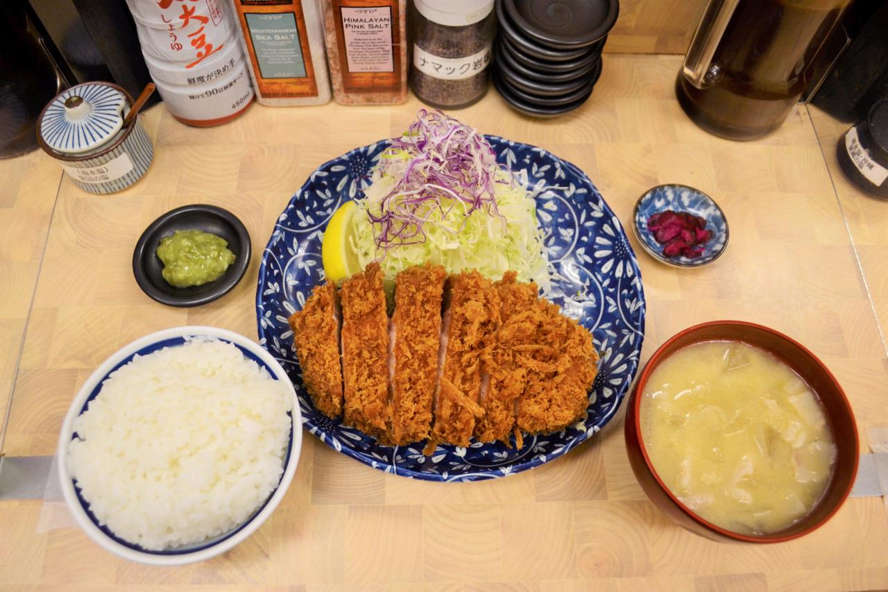 特ロースかつ定食。具だくさんの豚汁も追加注文が入るほど大好評。